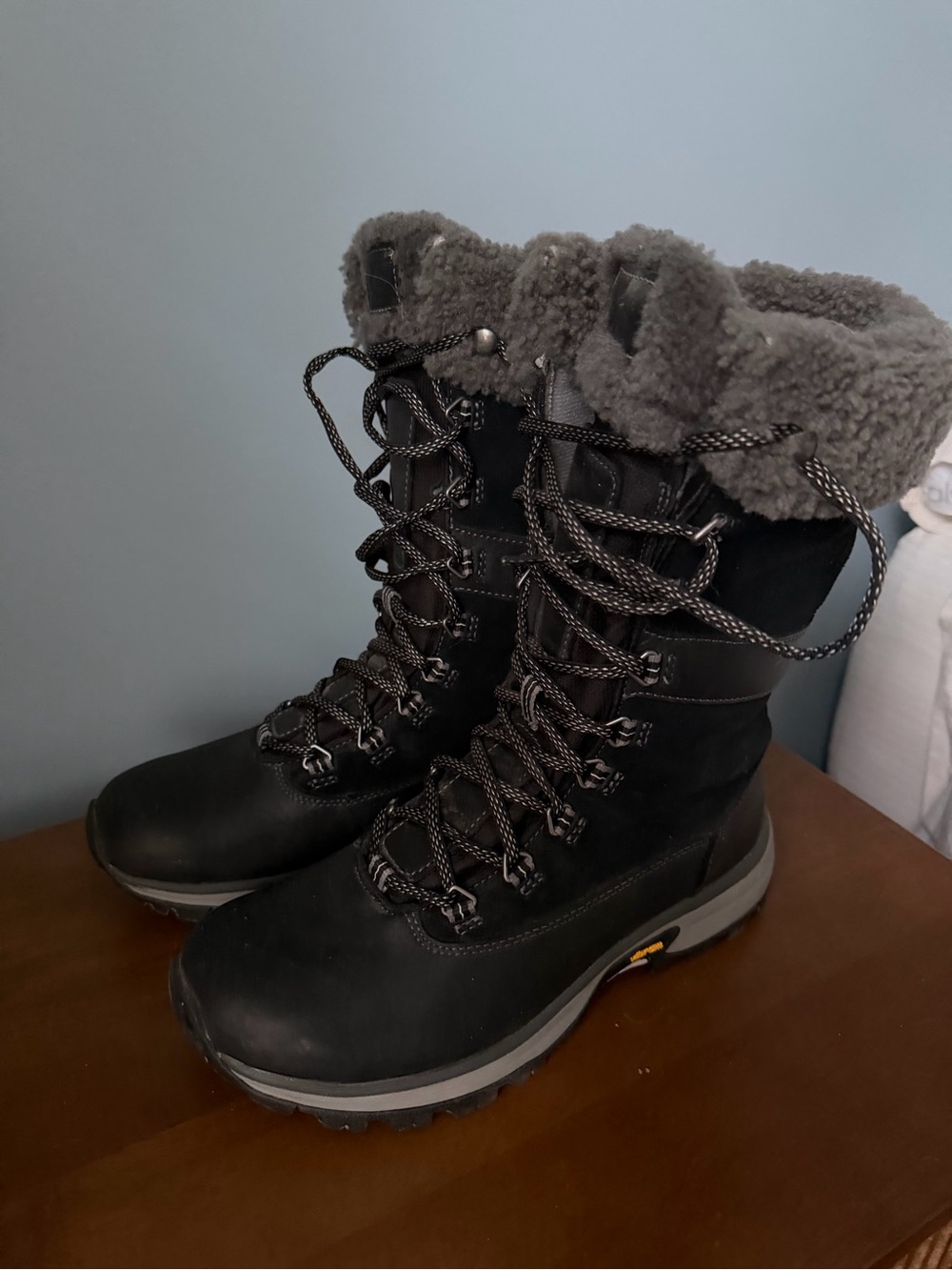 Eddie Bauer Black Winter Lace-Up Boots with Gray Shearling Cuff